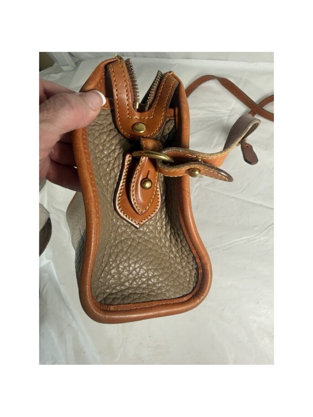 VTG Dooney & Bourke All Weather Leather Taupe Zip top Crossbody Bag Purse - Picture 4 of 15